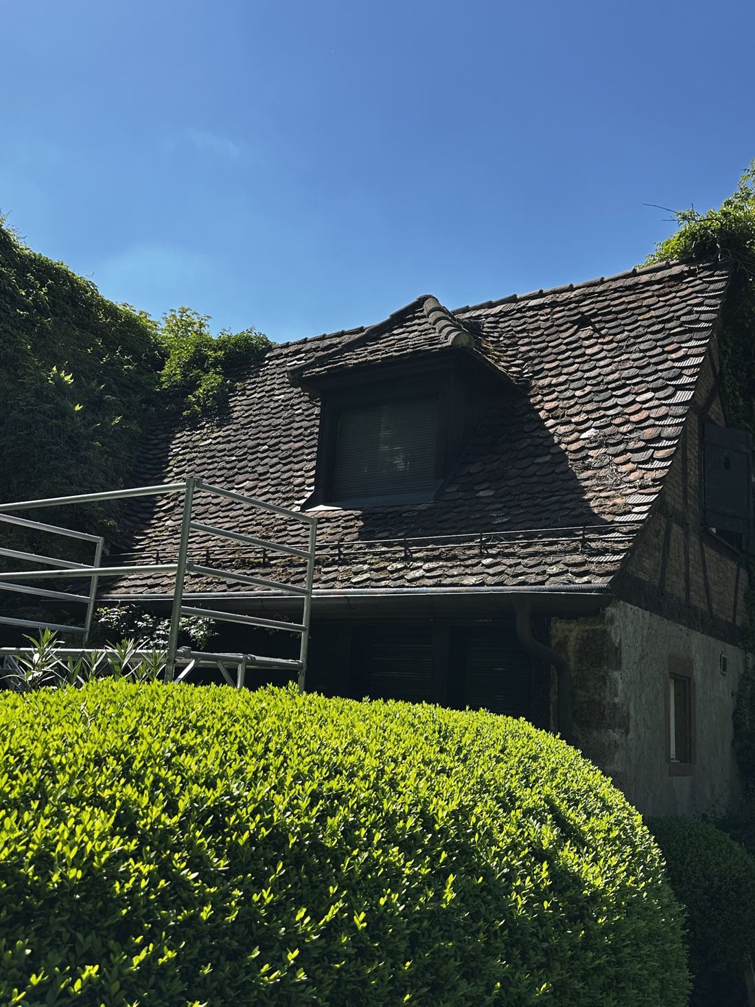 Biberschwanzdach eines Riegelhauses – Aussenansicht