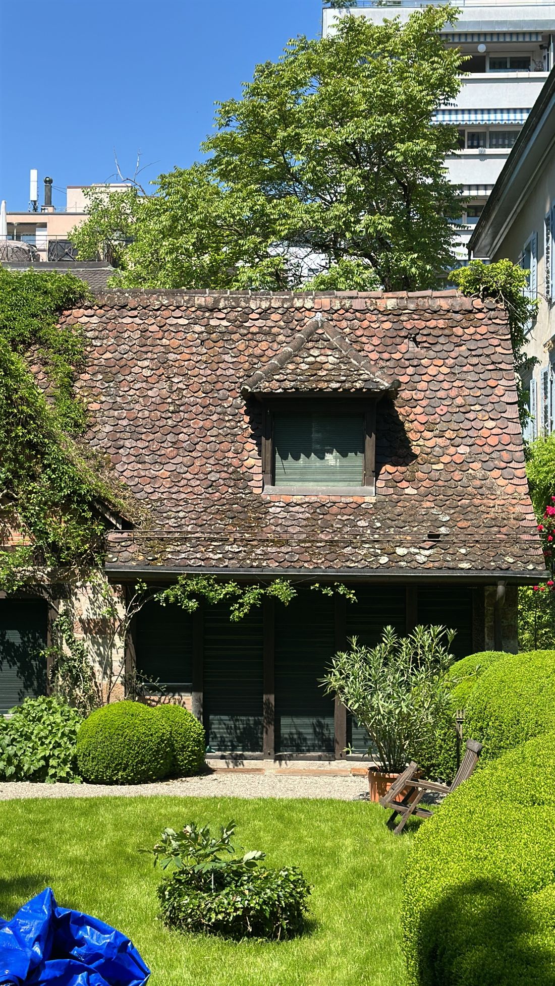 Altes Riegelhaus mit Biberschwanzdach im Garten